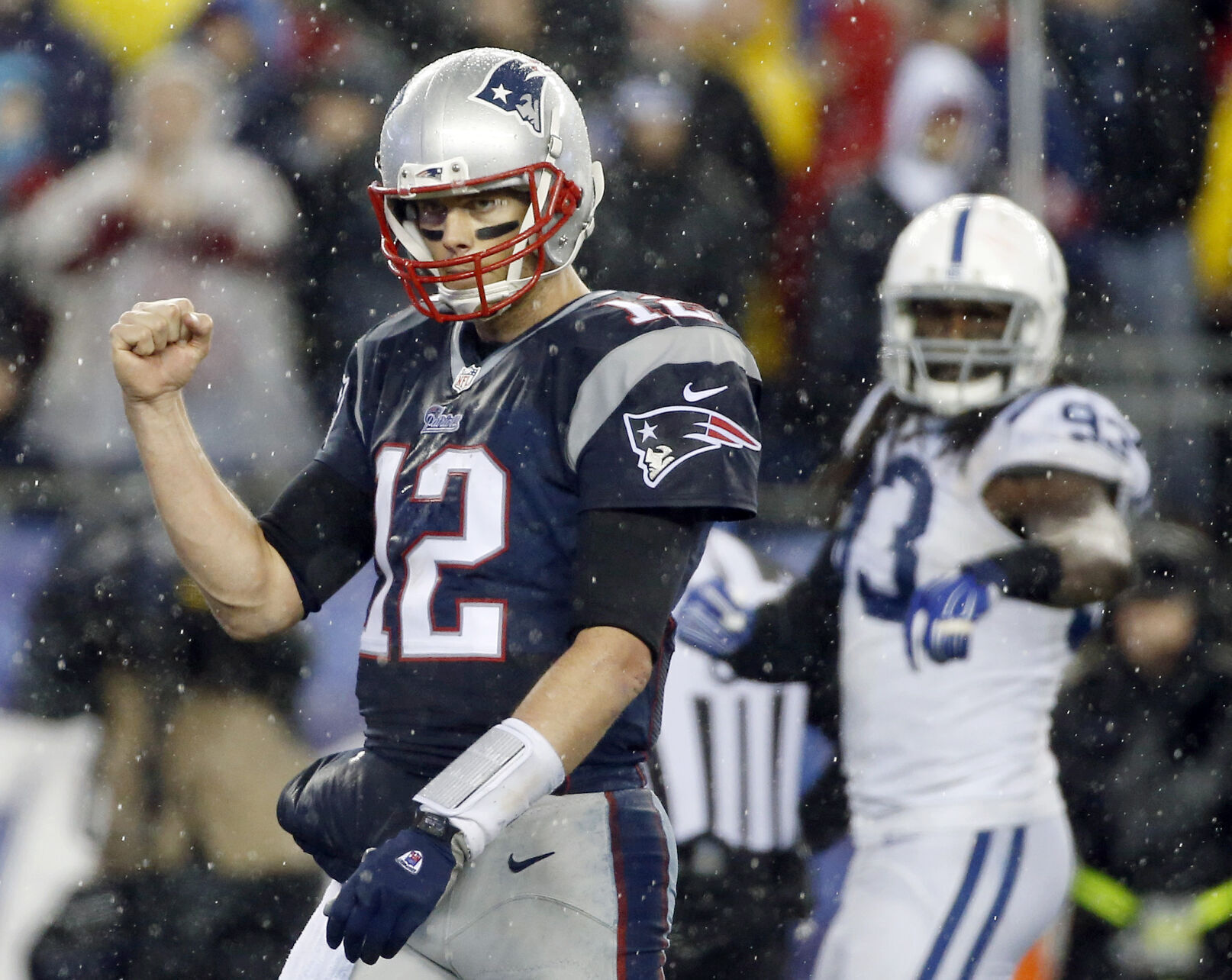 2015: Tom Brady throws 3 TDs to lead New England to Super Bowl berth